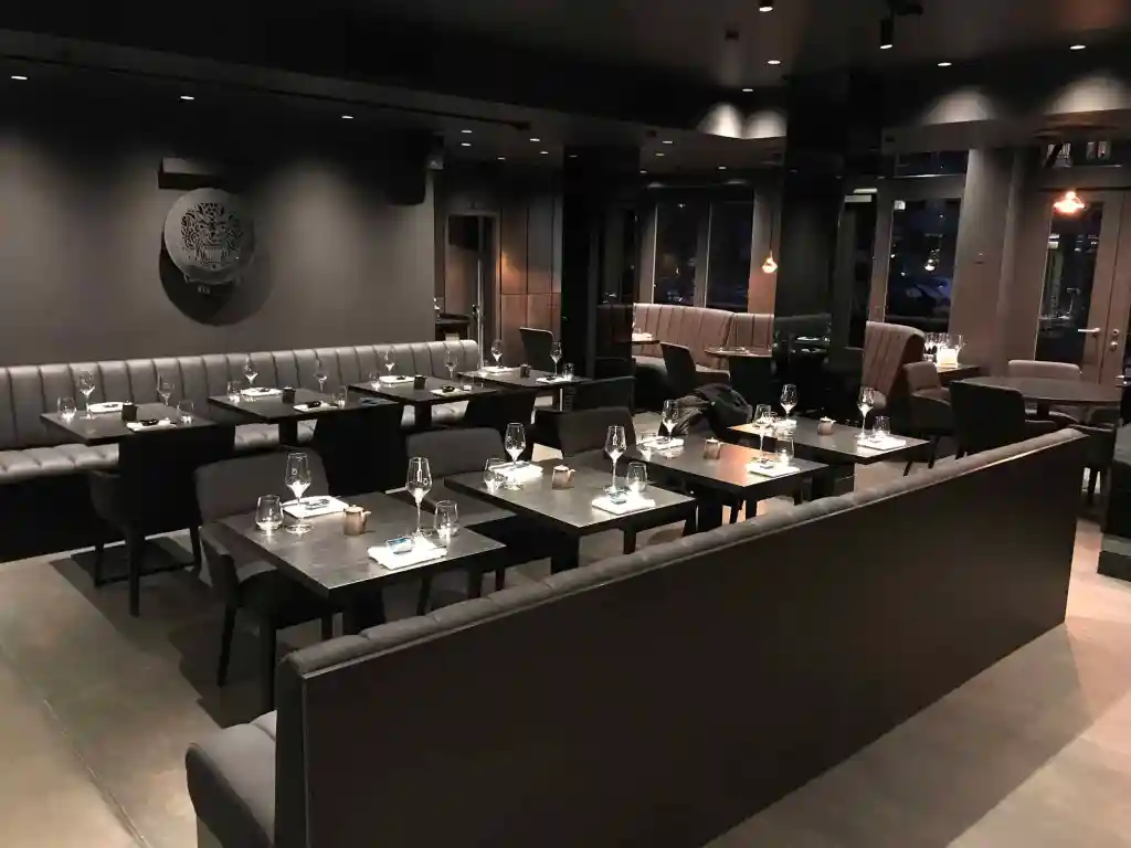 Polsterhof in Concepts Hamburg Referenzen Henssler Restaurant-Sushibar Polster 02